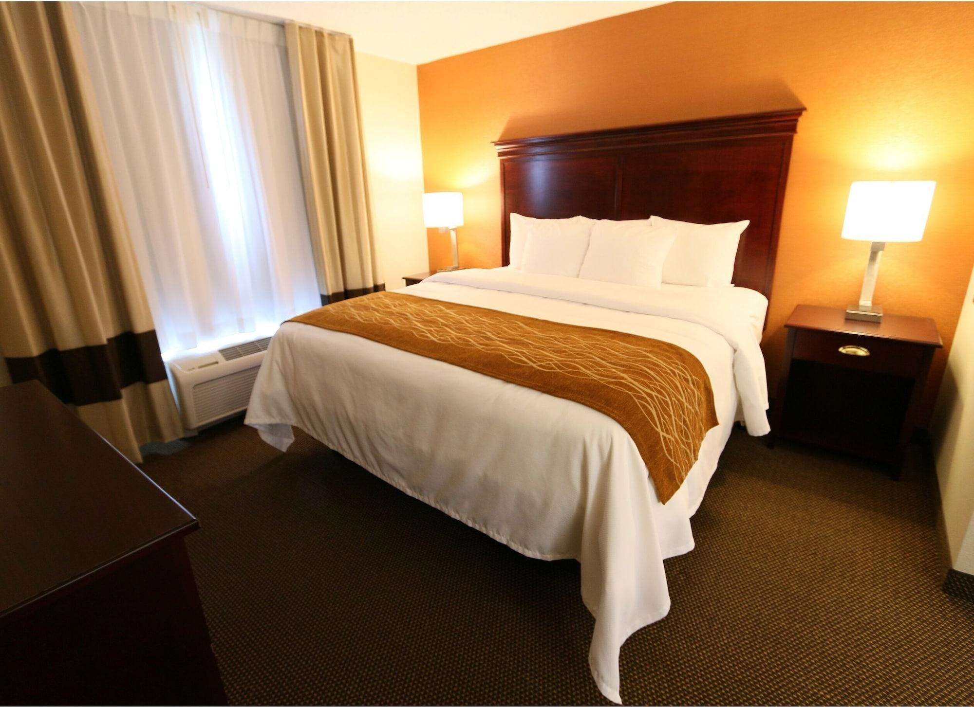 Comfort Inn & Suites Hutchinson Exterior photo