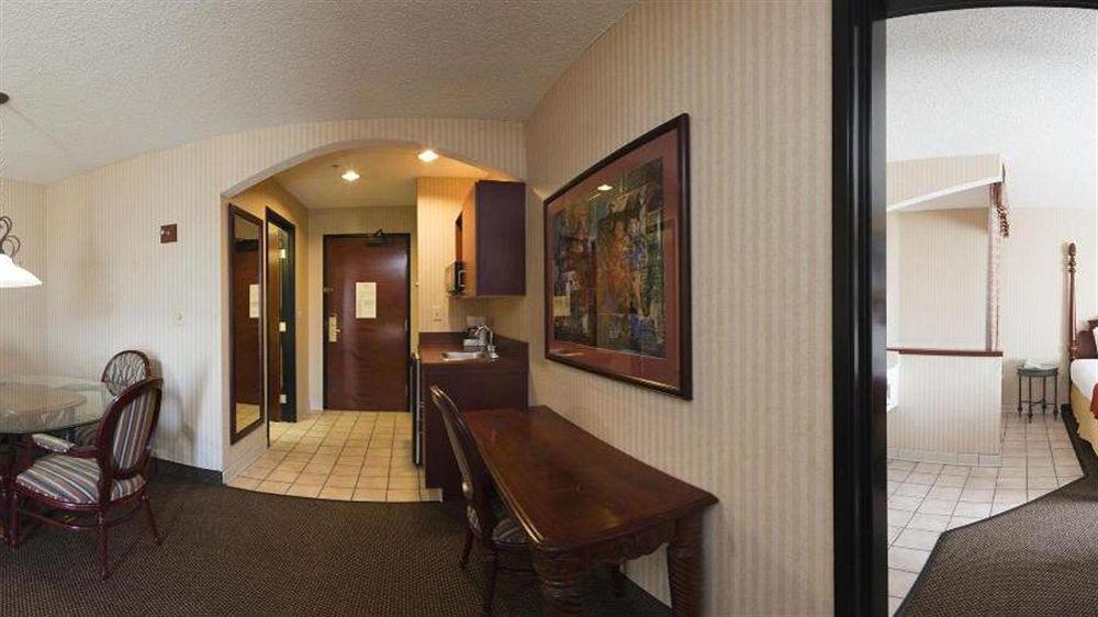 Comfort Inn & Suites Hutchinson Exterior photo