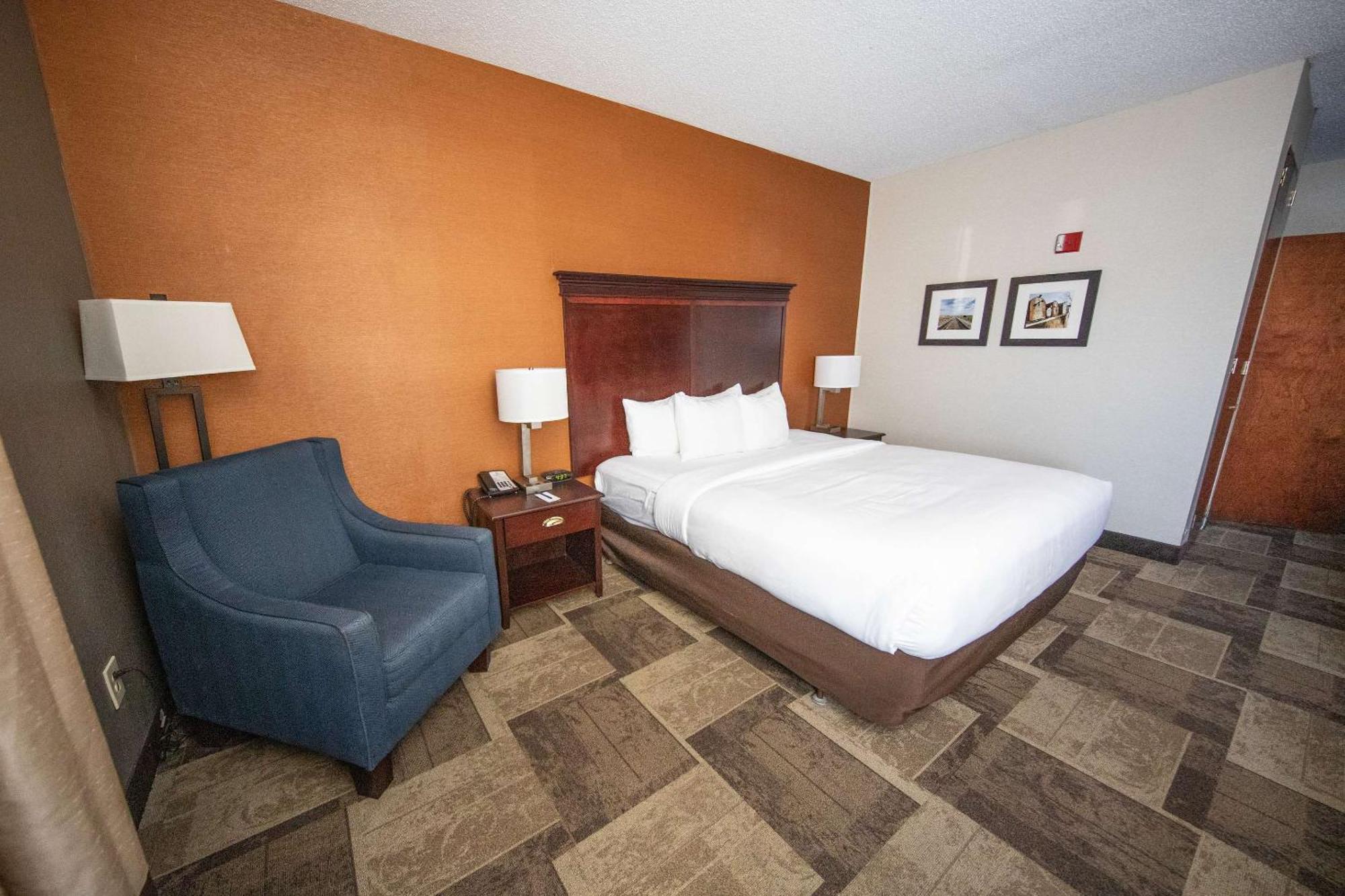 Comfort Inn & Suites Hutchinson Exterior photo