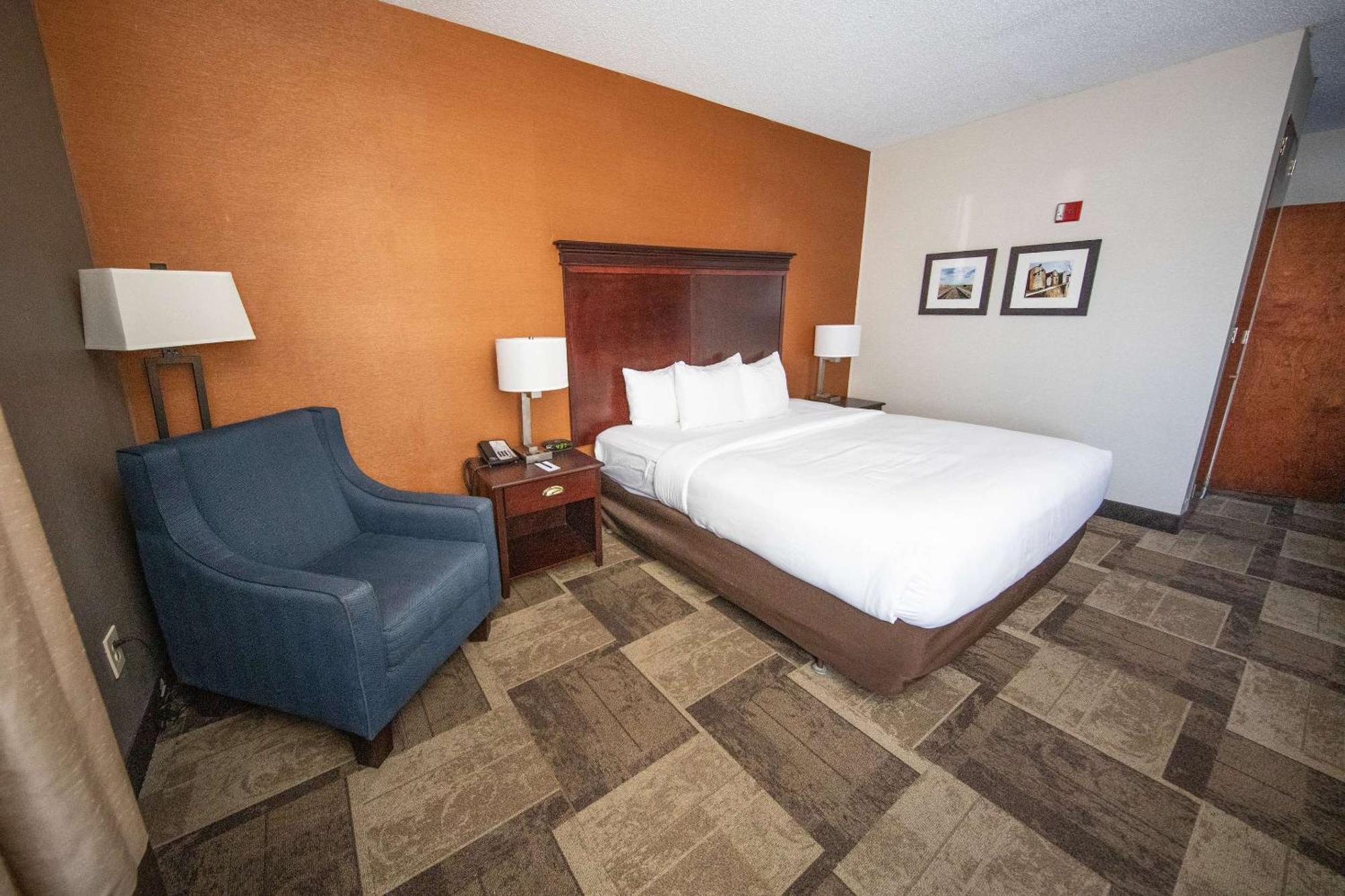 Comfort Inn & Suites Hutchinson Exterior photo